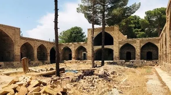 سه سال بلاتکلیفی در مسیر احیای یک اثر ملی؛ سرنوشت کاروانسرای شاه عباسی دامغان چه خواهد شد؟