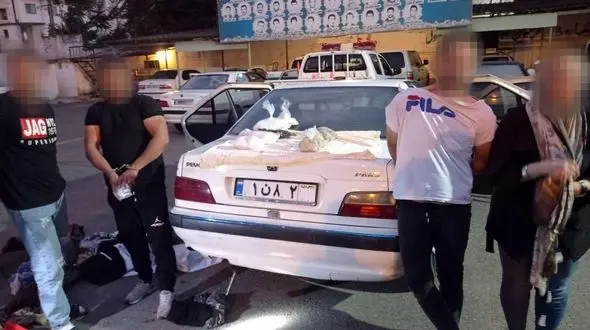 بازداشت 4 جوان با خودرویی پر از مواد ممنوعه + عکس