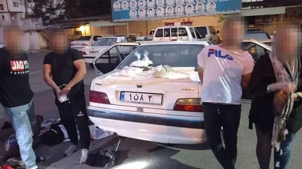 بازداشت 4 جوان با خودرویی پر از مواد ممنوعه + عکس