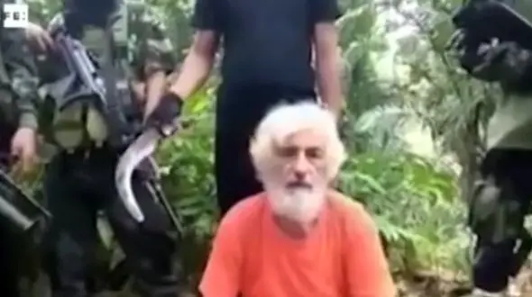 این مرد را در برابر دوربین سر بریدند/ التماس های گروگان پیر اشک همه کاربران را در آورد +فیلم و عکس