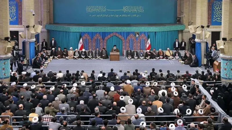 رهبر معظم انقلاب اسلامی امروز( یکشنبه ) در دیدار اساتید، قاریان، و حافظان برتر شرکت‌کننده در چهل و یکمین دوره مسابقات بین‌المللی قرآن
