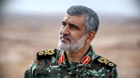 عکس / شباهت بی نظیر برادر سردار حاجی‌زاده، فرمانده شهید هوافضای سپاه به ایشان / در مراسم ختم رونمایی شد