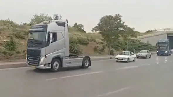 فیلم رژه کامیون‌داران قزوینی در وداع با همکاران فقید  انفجار بندرعباس ! / به احترامشان باید ایستاد