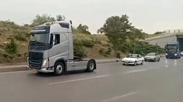 فیلم رژه کامیون‌داران قزوینی در وداع با همکاران فقید  انفجار بندرعباس ! / به احترامشان باید ایستاد