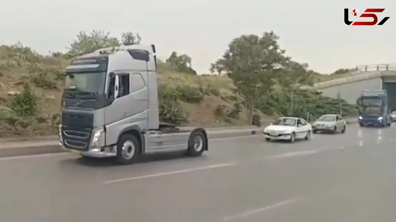 فیلم رژه کامیون‌داران قزوینی در وداع با همکاران فقید  انفجار بندرعباس ! / به احترامشان باید ایستاد