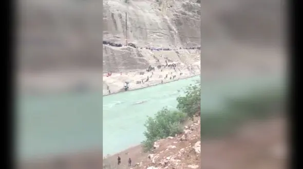 فیلم سقوط پژو به رودخانه خردسان لردگان ! / خیلی وحشتناک