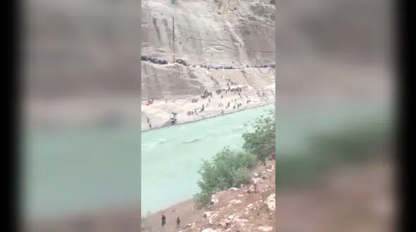 فیلم سقوط پژو به رودخانه خردسان لردگان ! / خیلی وحشتناک