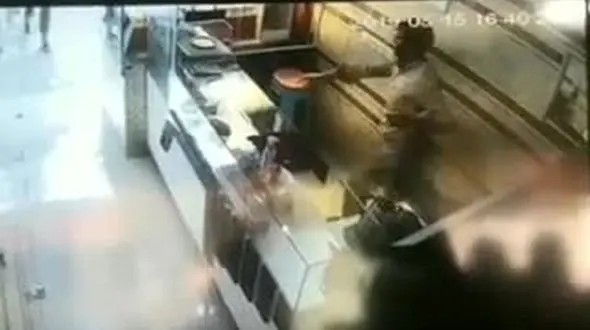 حمله تبهکاران مسلح به یک طلافروشی در نورآباد / 4 نقابدار از ترس دود فرار کردند+ فیلم