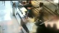 حمله تبهکاران مسلح به یک طلافروشی در نورآباد / 4 نقابدار از ترس دود فرار کردند+ فیلم