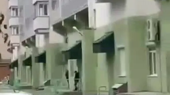 ببینید / سقوط دلخراش یک جوان از آپارتمان چند طبقه + فیلم
