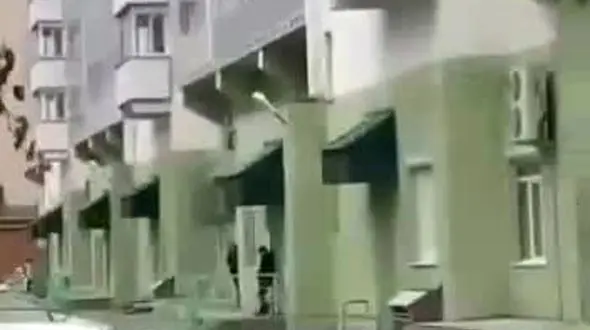 ببینید / سقوط دلخراش یک جوان از آپارتمان چند طبقه + فیلم