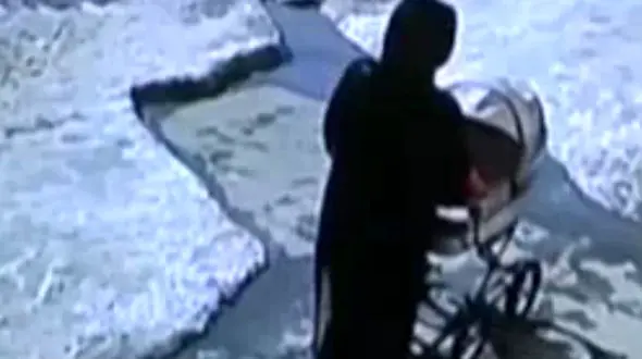 سقوط قندیل از ساختمان 5 طبقه روی سر نوزاد +فیلم