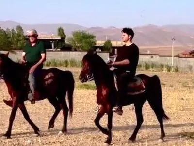 فیلم/قاب مشترک دانیال پورصباح و رضا کیانیان در پشت صحنه «بامداد خمار» در حال تمرین سوار کاری / خیلی این مرد جنتلمنه!