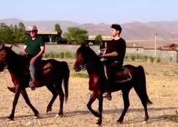 فیلم/قاب مشترک دانیال پورصباح و رضا کیانیان در پشت صحنه «بامداد خمار» در حال تمرین سوار کاری / خیلی این مرد جنتلمنه!