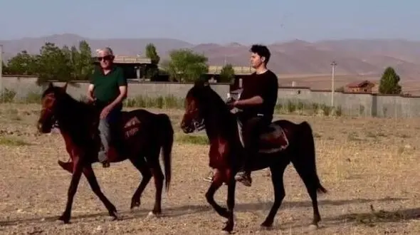 فیلم/قاب مشترک دانیال پورصباح و رضا کیانیان در پشت صحنه «بامداد خمار» در حال تمرین سوار کاری / خیلی این مرد جنتلمنه!