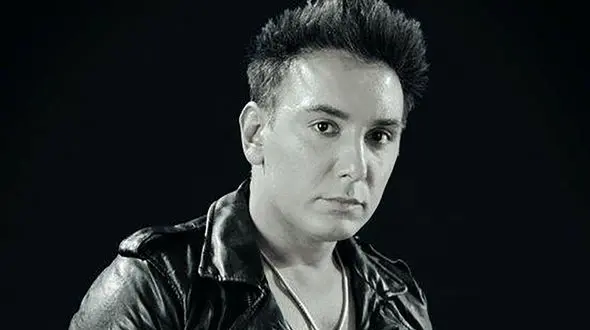 دانلود آهنگ باشکوه تو میگی یه وقتا گاهی از شادمهر / دست تو دست من بود دلت اما جای دیگه...