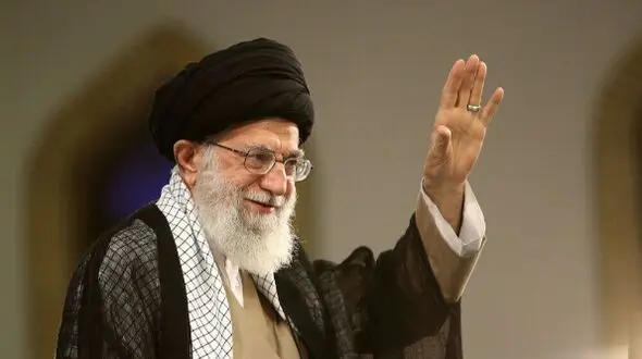 فیلم  خطبه عقد خواندن رهبری انقلاب برای عروس و داماد  2  جیرفتی در حضور سردار سلیمانی