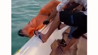 جسد زنی جوان در آبهای ساحلی بندر لنگه کشف شد / جسد پتوپیچ به لنگر وصل بود ! +فیلم