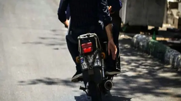 فیلم به دام افتادن کیف قاپ ها توسط راننده تریلی/زن یزدی شانس آورد