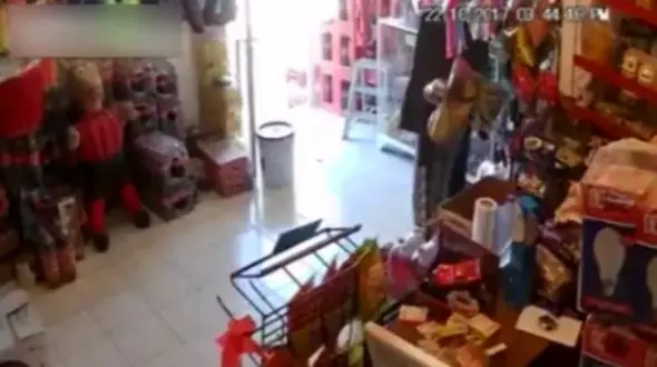 لحظه دستگیری دزد هفت تیرکش در صحنه سرقت + فیلم