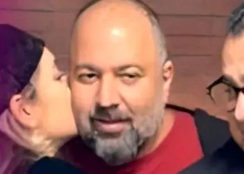 فیلم / بوسه و ماچ آبدار و با صدای نرگس محمدی به علی اوجی وسط مردم/  قربان صدقه رفتنش را ببینید