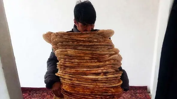 انتقاد رئیس کارگروه آرد و نان از استفاده اتباع غیرقانونی از یارانه نان و بنزین