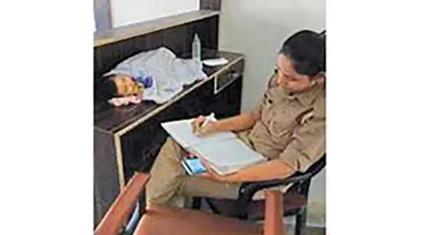 وظیفه شناسی افسر پلیس + عکس