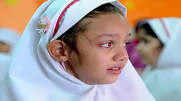 چرا دانش آموزانی که به سن تکلیف نرسیده اند باید مقنعه سر کنند ؟ / آموزش و پرورش پاسخ داد + صوت