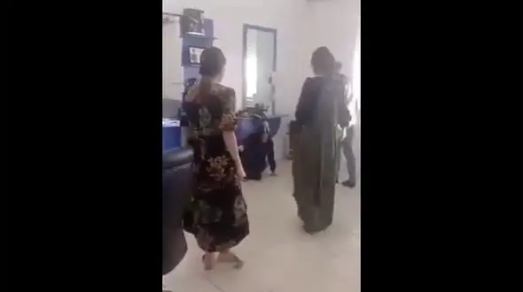 ببینید / مشت و لگدهای وحشیانه مرد به زن بی‌ دفاع به دلیل حضور در آرایشگاه + فیلم