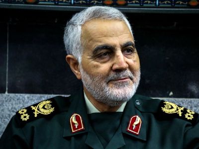 عکس  سفر در زمان /  «لبخند سردار سلیمانی بین سرلشکر رحیم صفوی و سرلشکر موسوی» در یک مراسم؛ دهه 90