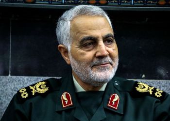 عکس  سفر در زمان /  «لبخند سردار سلیمانی بین سرلشکر رحیم صفوی و سرلشکر موسوی» در یک مراسم؛ دهه 90