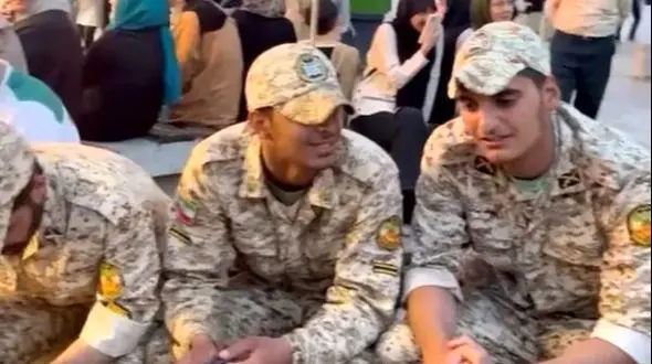 فیلم آواز اصیل / سربازای غیور کورد نشستن چنی تو نازی میخونن دلخراش ...