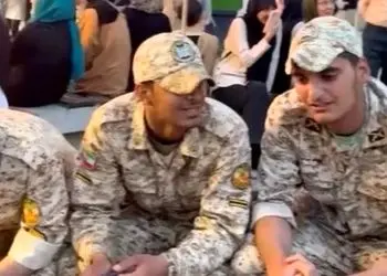 فیلم آواز اصیل / سربازای غیور کورد نشستن چنی تو نازی میخونن دلخراش ...