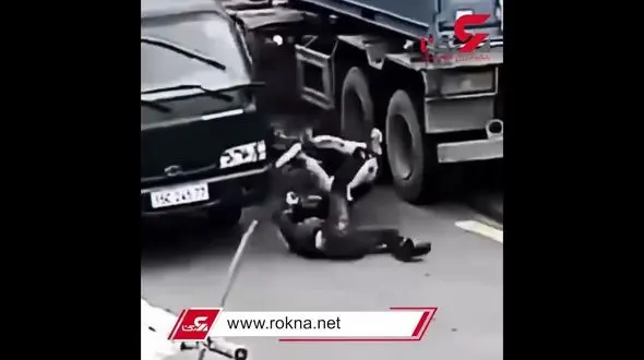 ببینید / زنده ماندن این دو جوان موتور سوار معجزه بود / سبقت خطرناک + فیلم