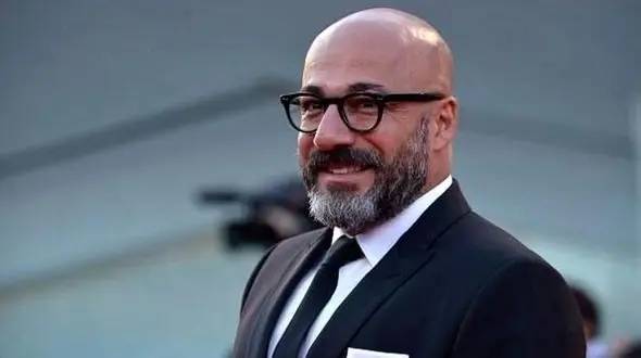 رونمایی از عکس امیر آقایی در کارواش / تغییر چهره آقای بازیگر با موهای بلند 