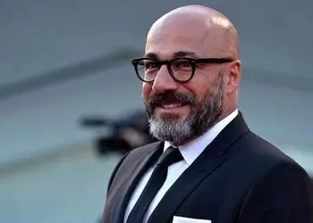 رونمایی از عکس امیر آقایی در کارواش / تغییر چهره آقای بازیگر با موهای بلند 