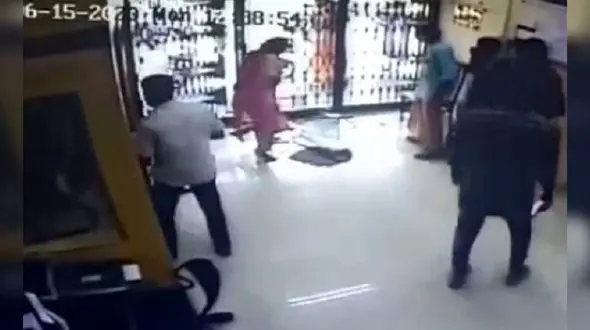 فیلمی که در دنیا شوک آور شد / مرگ عجیب زن هندی فقط بخاطر عجله + فیلم