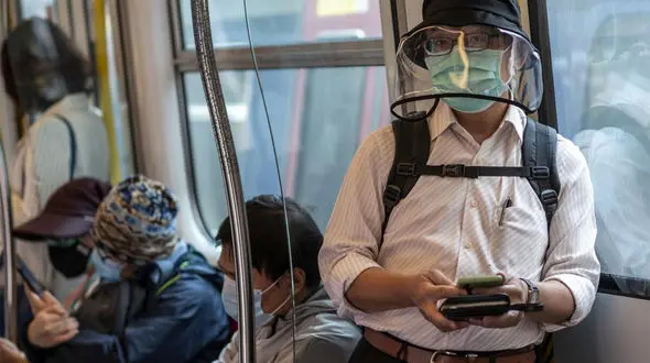 آدم فضایی ها در سطح شهر در روزهای کرونایی + فیلم 