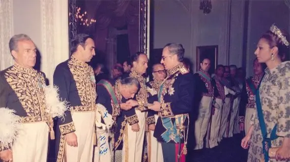 عکس  سفر در زمان / مراسم سلام نوروزی محمدرضا شاه و  فرح پهلوی / زن ومرد صف بستند برای دستبوسی شاه و فرح ...