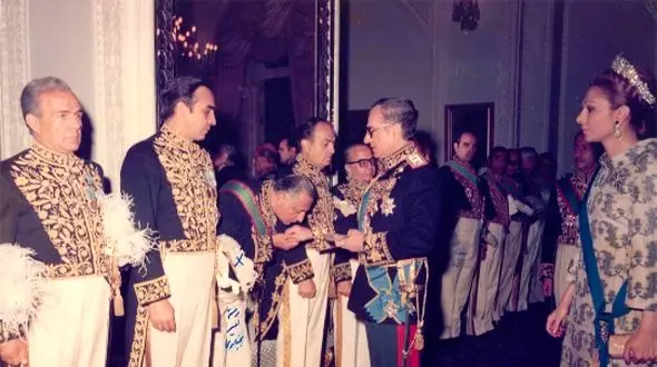 عکس  سفر در زمان / مراسم سلام نوروزی محمدرضا شاه و  فرح پهلوی / زن ومرد صف بستند برای دستبوسی شاه و فرح ...