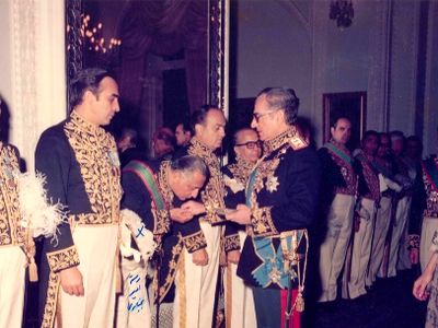 عکس  سفر در زمان / مراسم سلام نوروزی محمدرضا شاه و  فرح پهلوی / زن ومرد صف بستند برای دستبوسی شاه و فرح ...
