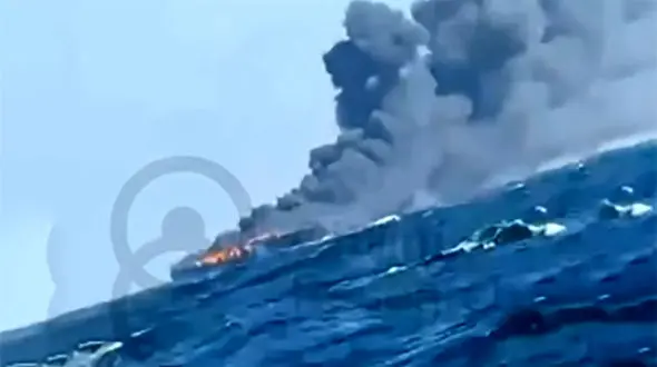 فیلم لحظه آتش سوزی کشتی ماهیگری در خلیج فارس
