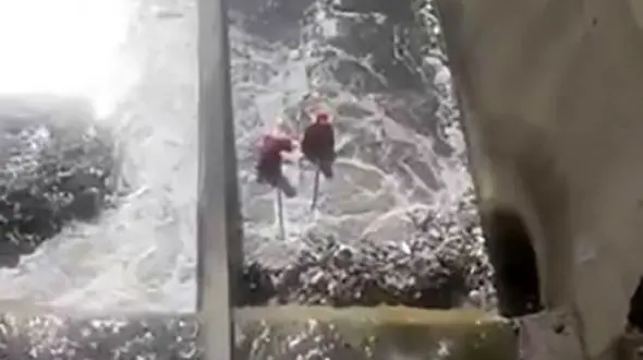 تلاش کارگران زحمتکش شهرداری برای جمع‌آوری زباله‌ها در مسیل باختر + فیلم