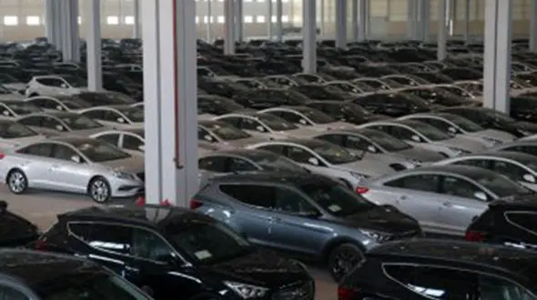 کشف ۹۹۶ ماشین خارجی قاچاق در پارکینگ یک مجتمع تجاری 