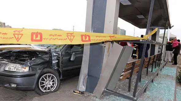 ماشین سمند  مسافران  ایستگاه اتوبوس را تارومار کرد +تصویر 