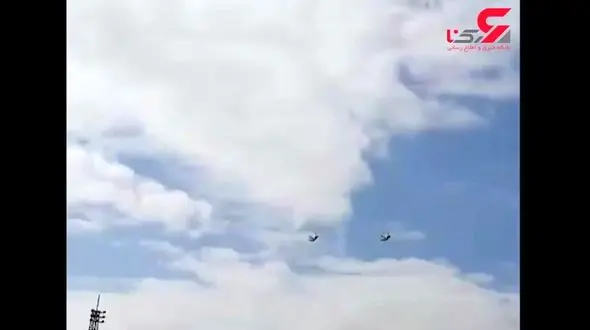 مانور دو فروند جنگنده F5 در نمایشگاه هوایی نیروهای مسلح +فیلم