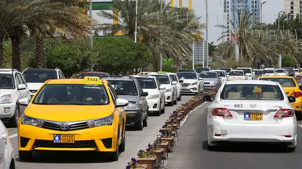 تاکسی های کیش فرسوده و کهنه شده اند / هیچ نشانی از منطقه آزاد بودن کیش وجود ندارد