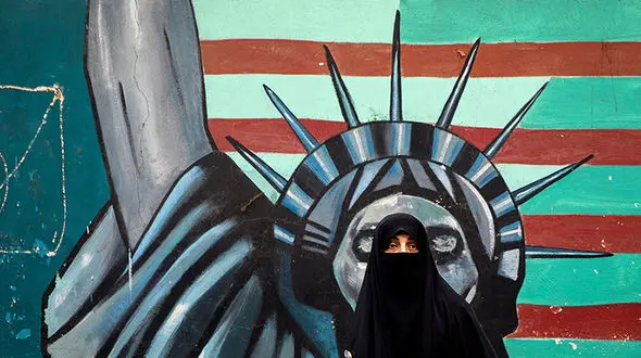 حجاب خاص یک زن جلوی سفارت سابق آمریکا+عکس
