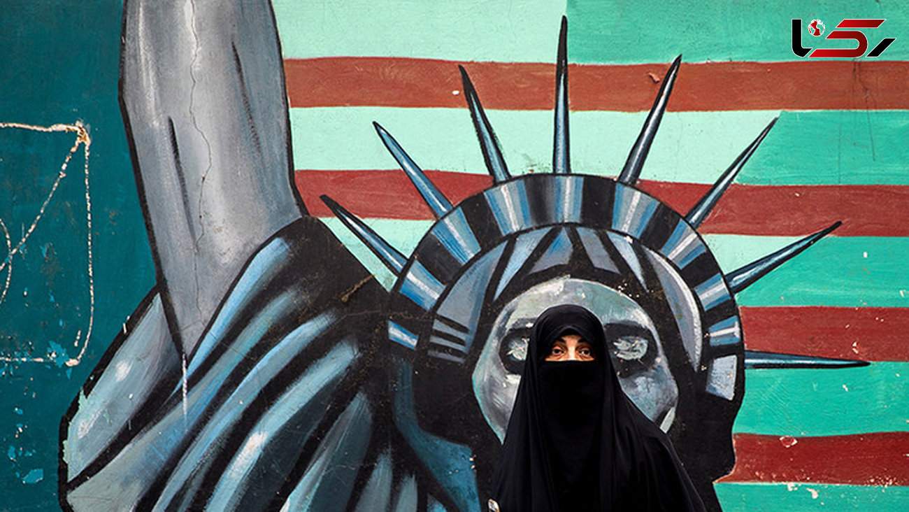 حجاب خاص یک زن جلوی سفارت سابق آمریکا+عکس
