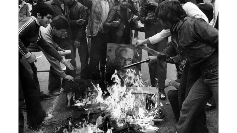 با خروج محمدرضا پهلوی و فرح دیبا از کشور در ۲۶ دی ۱۳۵۷ روند حوادث انقلاب اسلامی به سمت پیروزی سرعت بیشتری گرفت. مجموعه عکس‌هایی از روزهای ۲۶ و ۲۷ دی ۱۳۵۷ تماشا کنید که از نقاط مختلف تهران بعد از خروج شاه برداشته شده. 